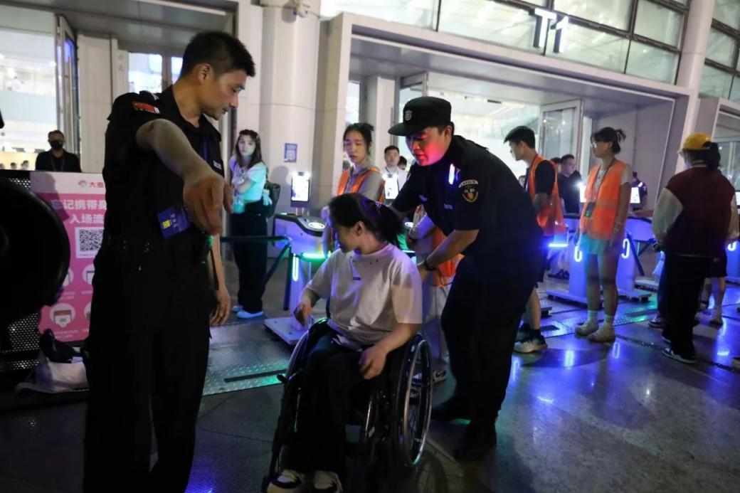 C:/Users/Administrator/Desktop/“安保鐵軍、硬核保障”2024系列報(bào)道四十二——南京市保安服務(wù)有限公司成功護(hù)航張碧晨「今兒個(gè)開(kāi)心」十周年巡回演唱會(huì)南京站安保任務(wù)/5.jpg5