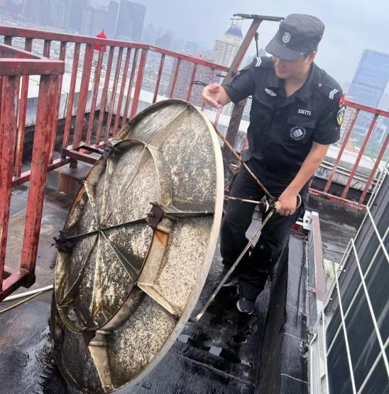 C:/Users/BA/Desktop/風(fēng)雨過后南京保安迅速行動(dòng)，恢復(fù)安“寧”面貌/11.jpg11