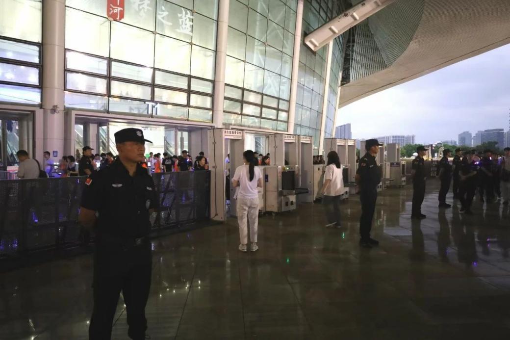 C:/Users/Administrator/Desktop/“安保鐵軍、硬核保障”2024系列報(bào)道四十二——南京市保安服務(wù)有限公司成功護(hù)航張碧晨「今兒個(gè)開(kāi)心」十周年巡回演唱會(huì)南京站安保任務(wù)/3.jpg3